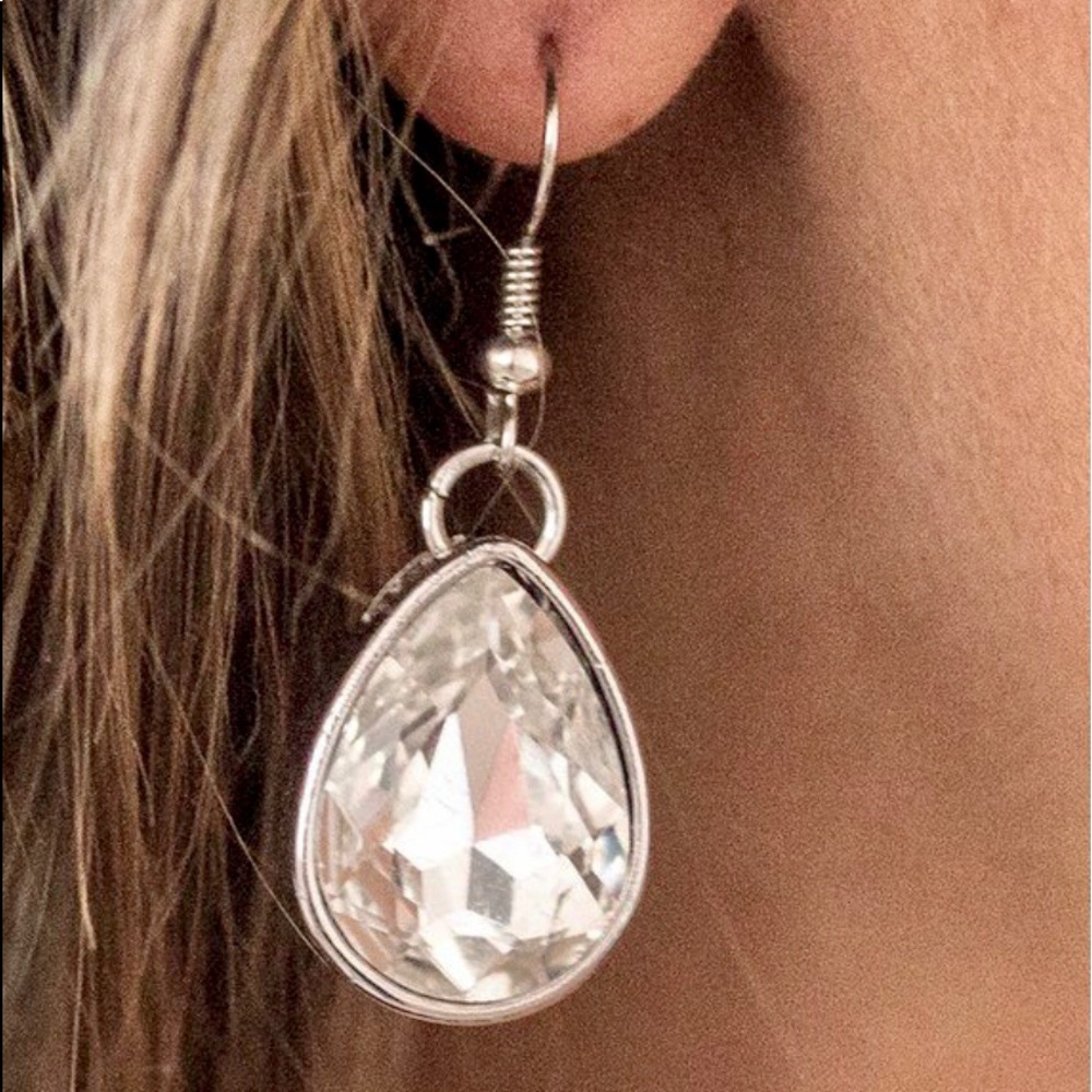 Show Stopping Shimmer - White Necklace - Picture 3 of 3